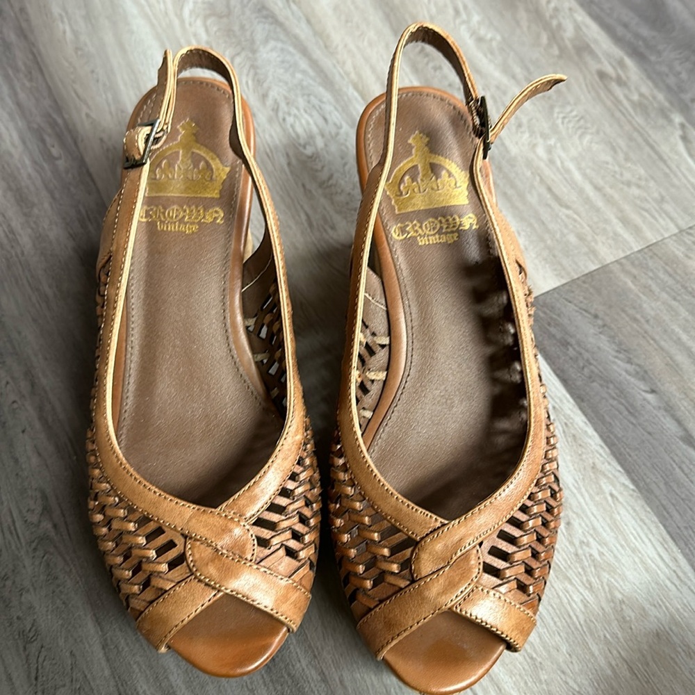 Crown Vintage Women’s 7.5 Platform Sandals